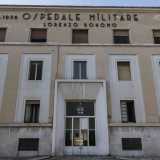 Ci ritroviamo cos� dinanzi all'edificio principale, caratterizzato da un tenue color crema e la scritta a caratteri cubitali che appena sotto il tetto ne riporta il nome e l'anno di progettazione: 1936